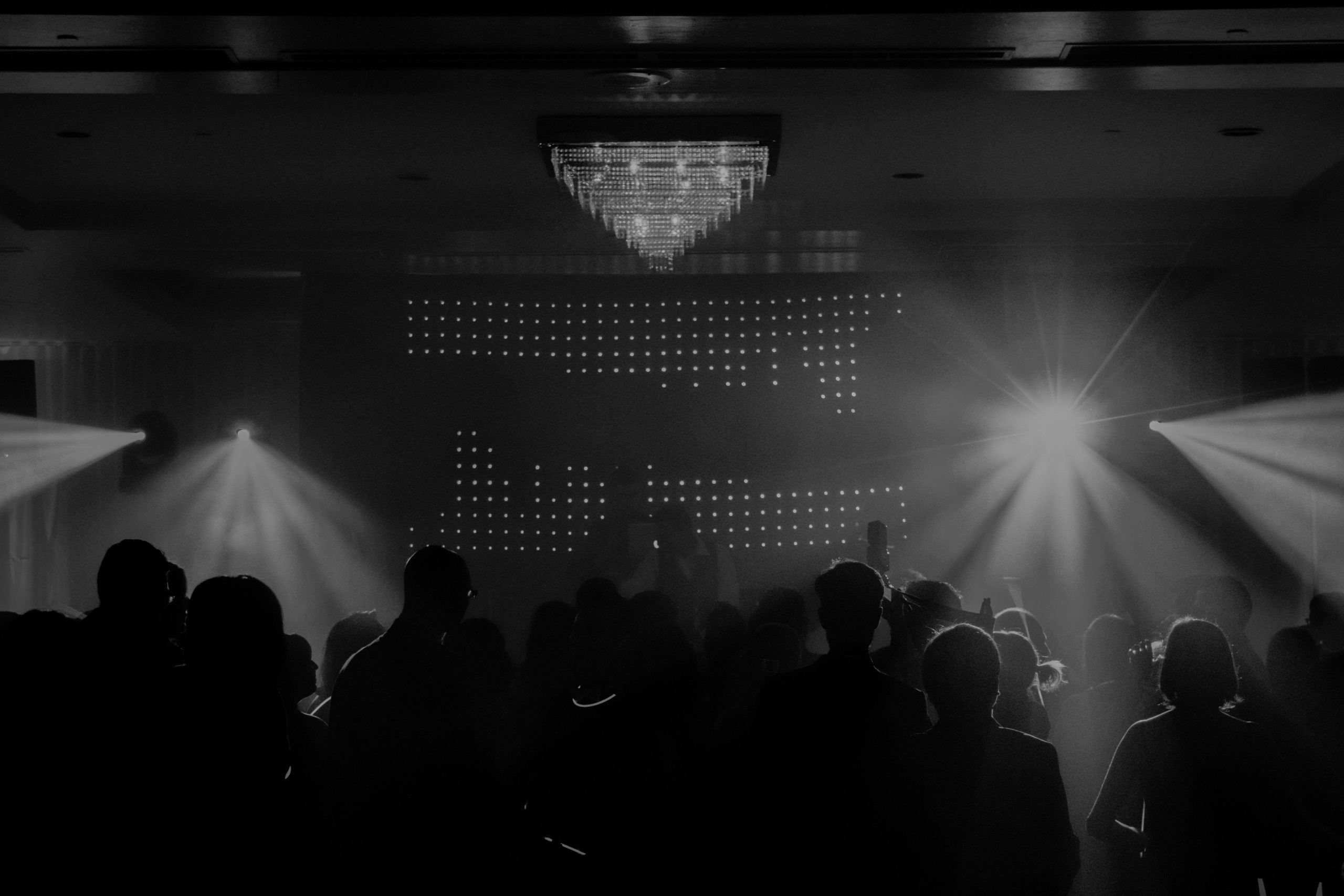 Você vota e o DJ Interativo toca! Esse é o PartyApp!